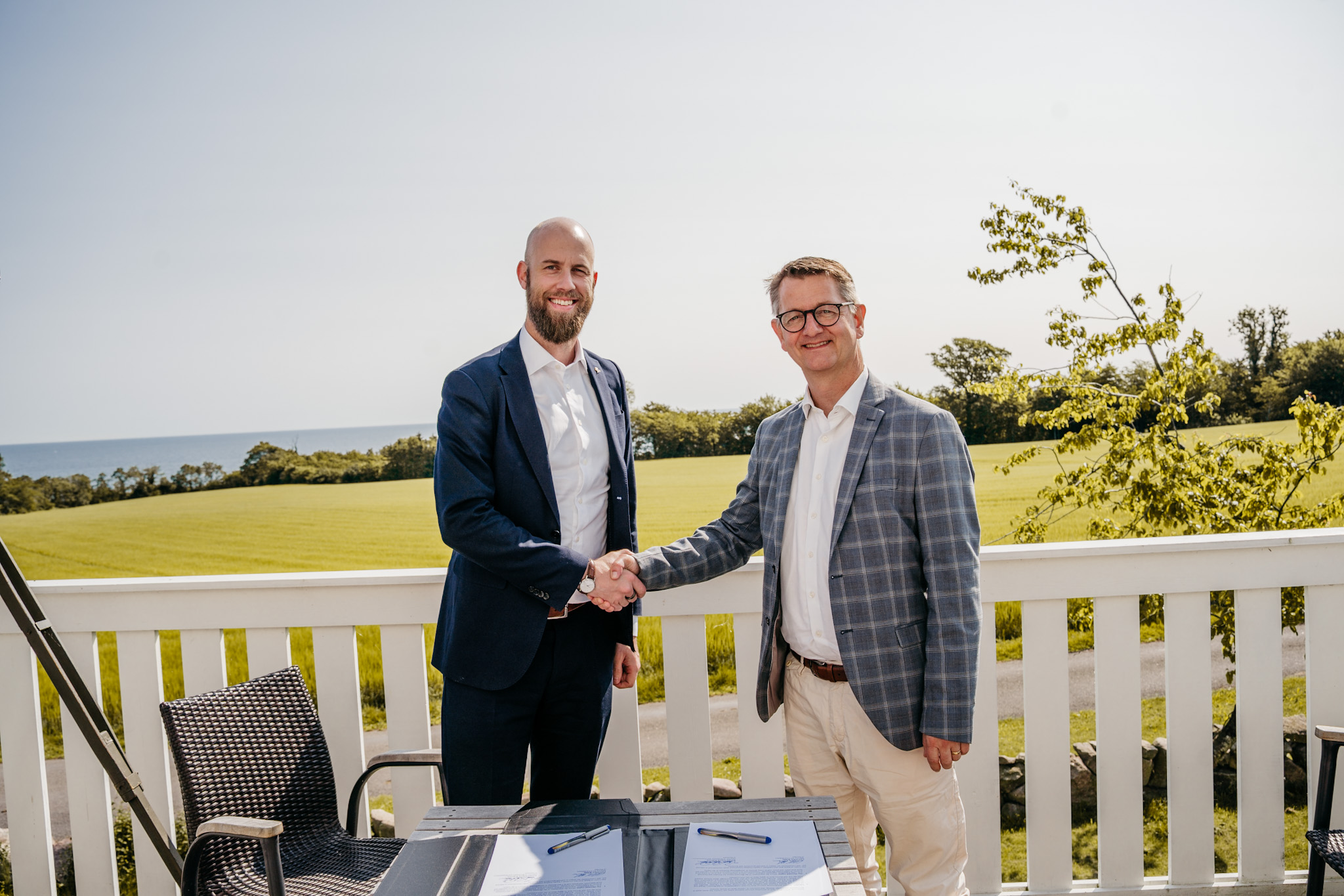 Billede af Minister for samfundssikkerhed og beredskab Torsten Schack Pedersen og Sveriges minister for civilt forsvar Carl-Oskar Bohlin 
