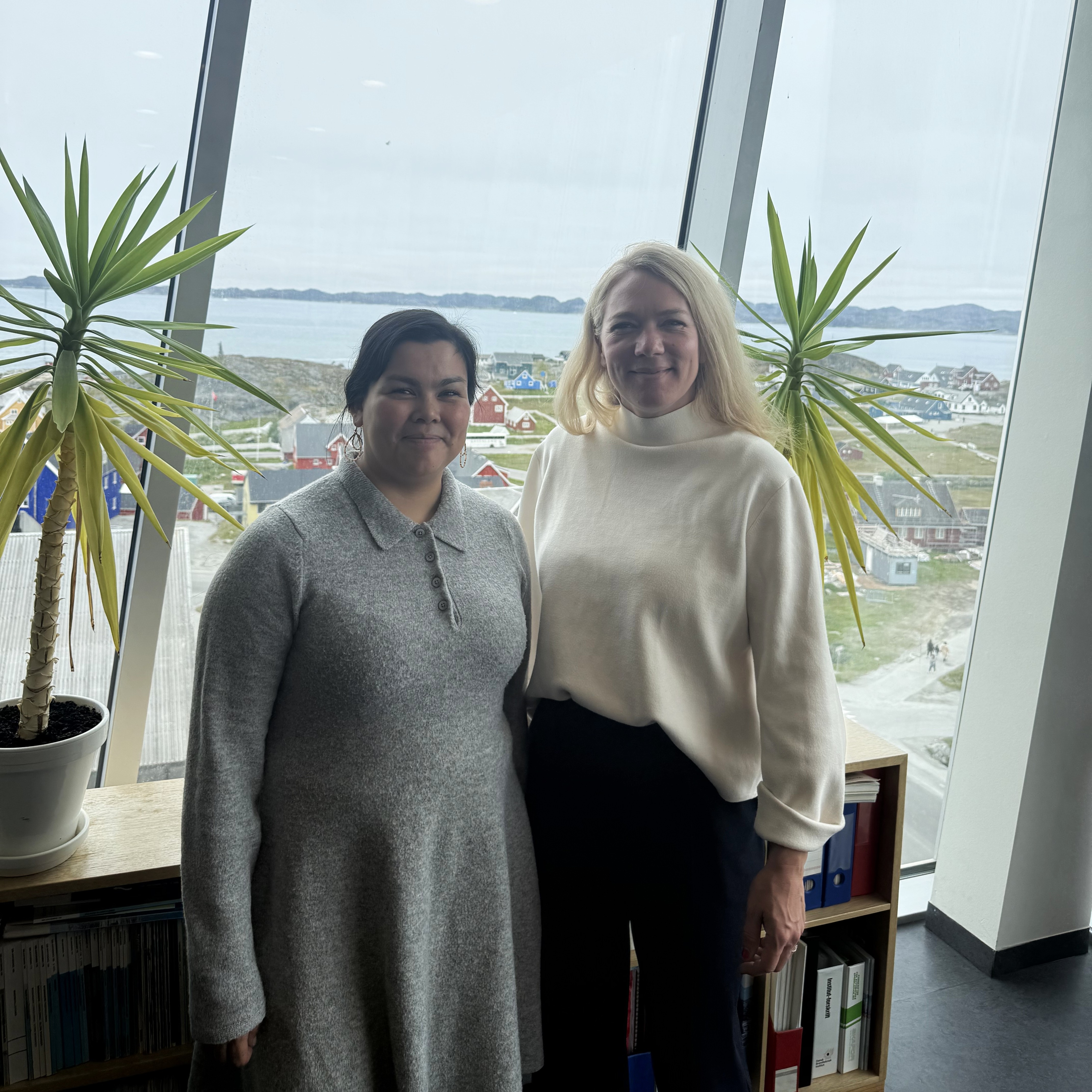 Et billede af Naalakkersuisoq for bolig, infrastruktur, yderdistrikter og beredskab, Iddumanngiiu Jensen Bianco, og minister for samfundssikkerhed og beredskab Lisbeth Bech-Nielsen.